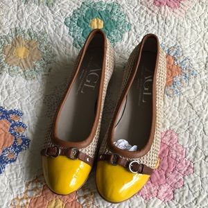 AGL flat/40 yellow, straw, brown shoe